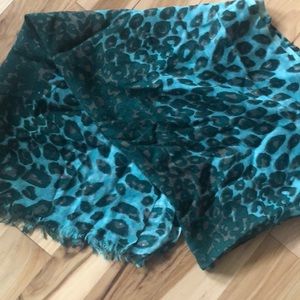 Thin green scarf/shawl